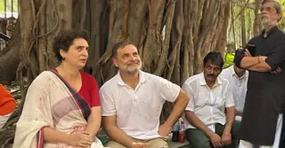 নির্বাচন কমিশন ঘেরাও কর্মসূচি: পুলিশের সঙ্গে সংঘাতের পর আকাশবাণী ভবনে রাহুল-প্রিয়াঙ্কার অবস্থান